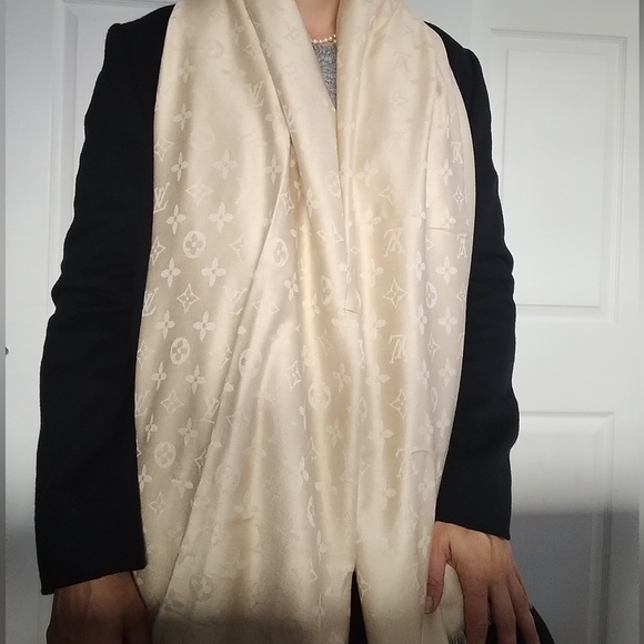 Louis Vuitton Shine Monogram Shall - Picture 2 of 12